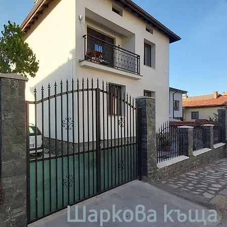 בית הארחה Sharkova House 2*