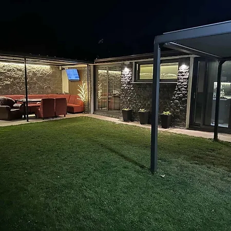 Sharkova House בית הארחה 2*